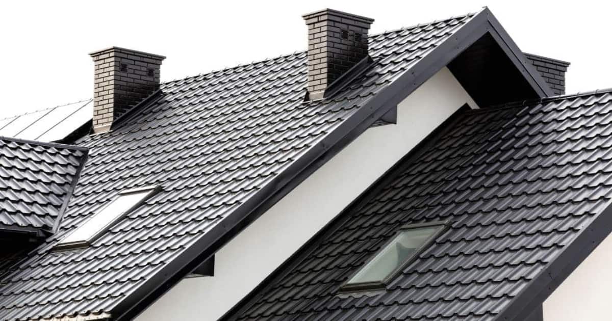 Een huis met twee schoorstenen.