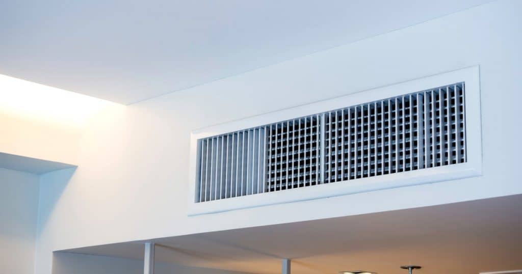 Ventilatie unit in de muur.