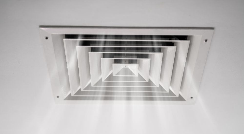 Ventilatierooster in het plafond.