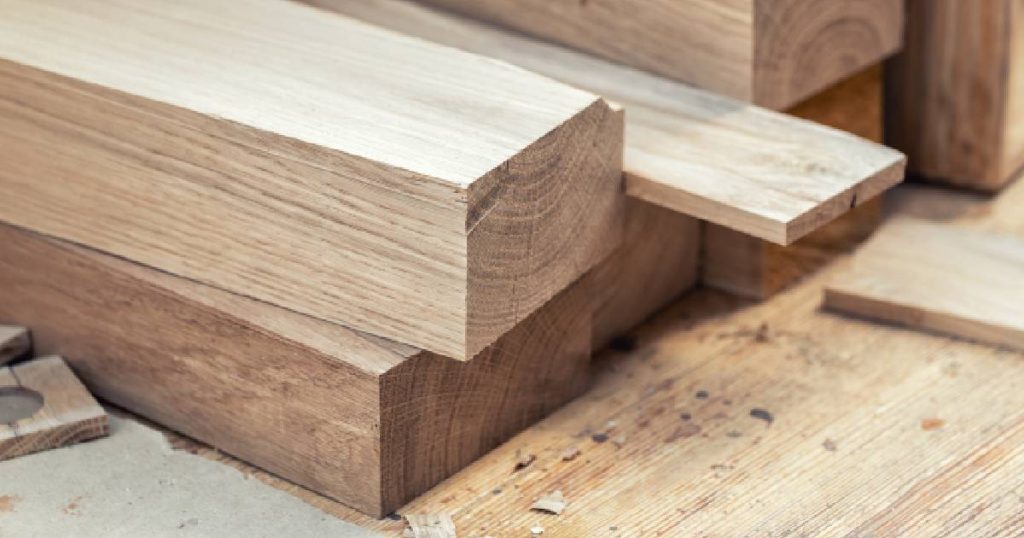 Een stapel eiken balken voor een nieuwe serre. 