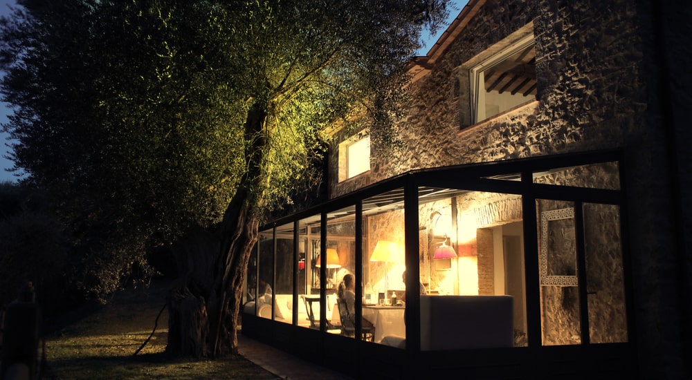 Een veranda die men heeft laten isoleren met hoogrendementsglas, profielen met thermische onderbreking en een isolerend dak.