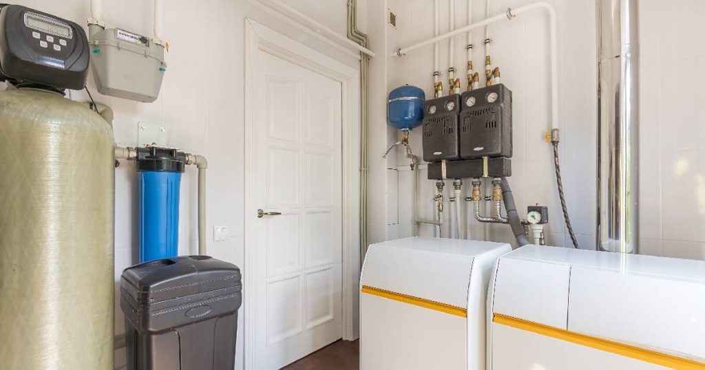 Bergruimte met Viessmann waterontharder en andere toestellen voor watervoorziening.