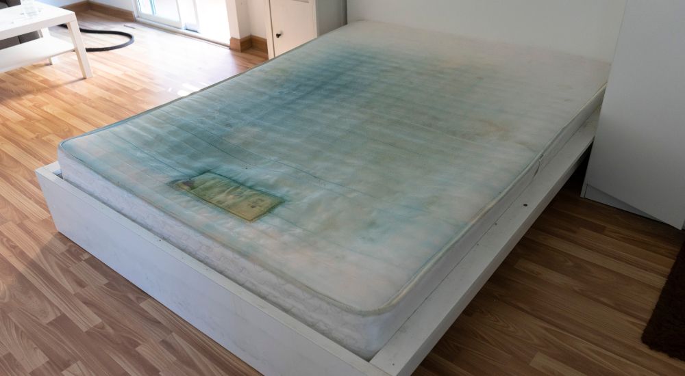 Een matras wat aangetast is door vochtproblemen.