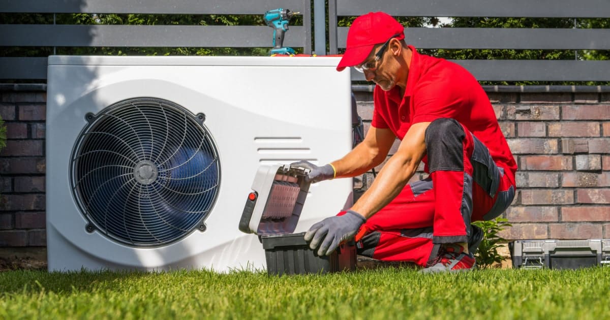 Installateur aansluiten warmtepomp zwembad buiten