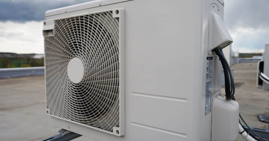 Een warmtepomp op het dak van een gebouw.