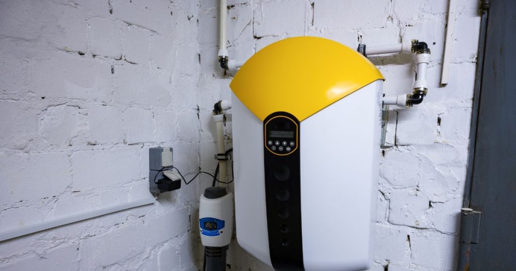 Waterontharder aan de muur die aan moet geven hoe hard het water op het moment is.