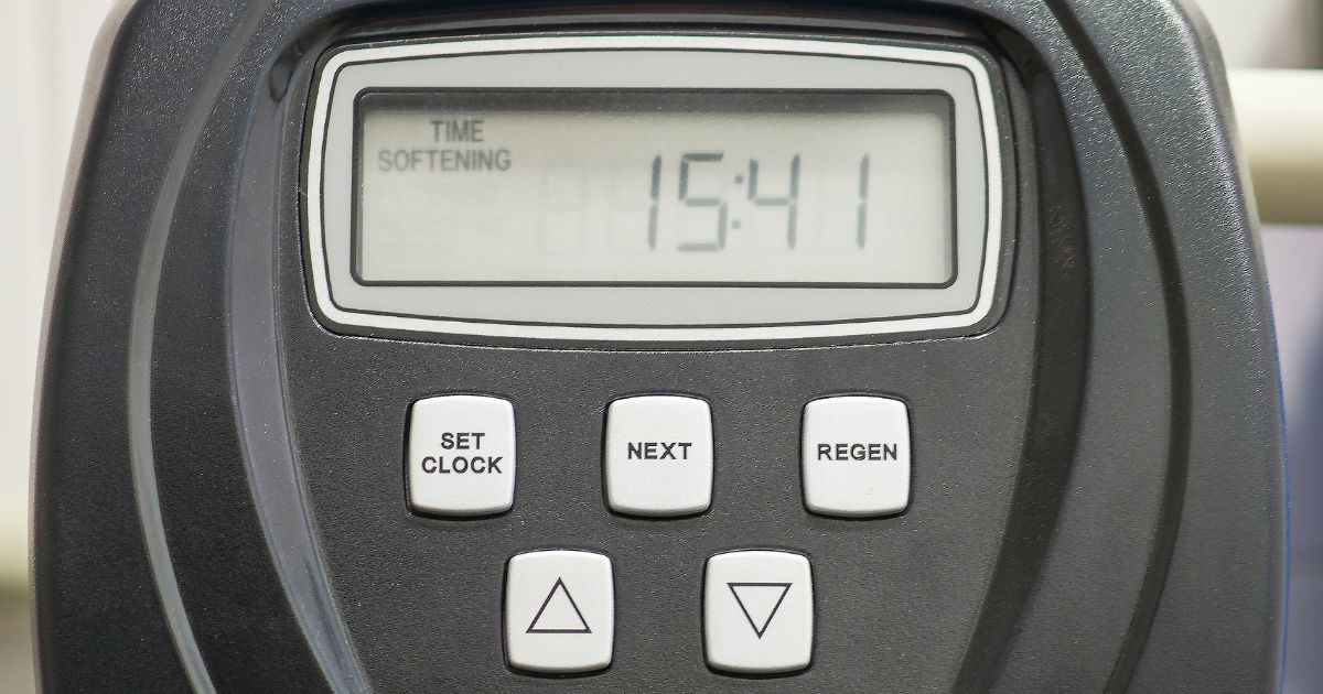 Elektronische waterontharder display met tekst. 