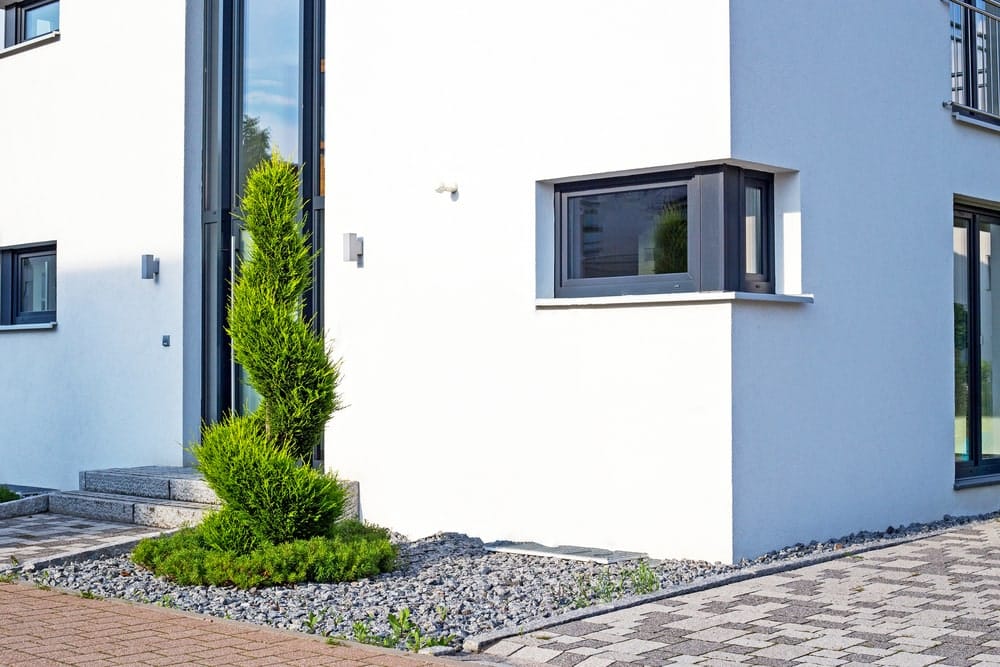 witte crepi met beplanting