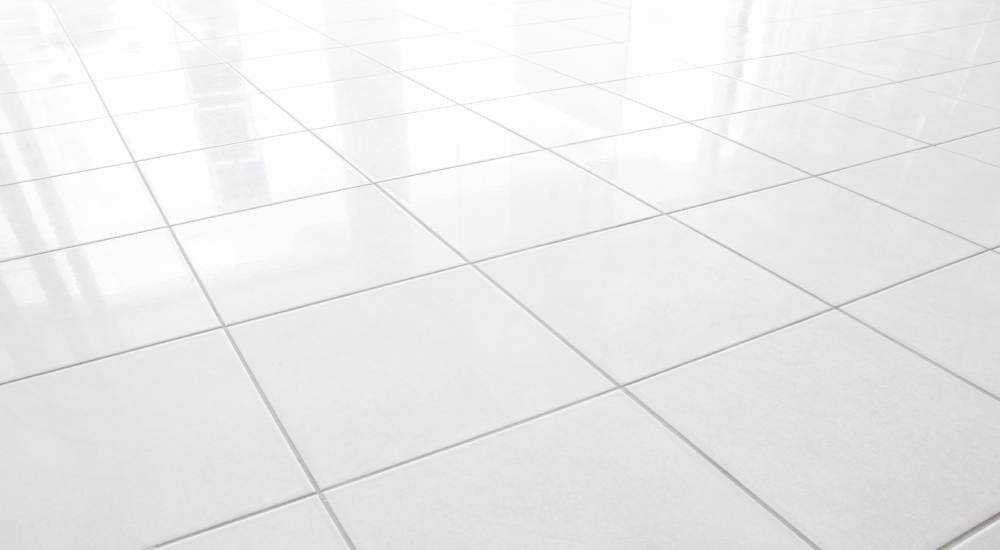 witte tegels in de badkamer