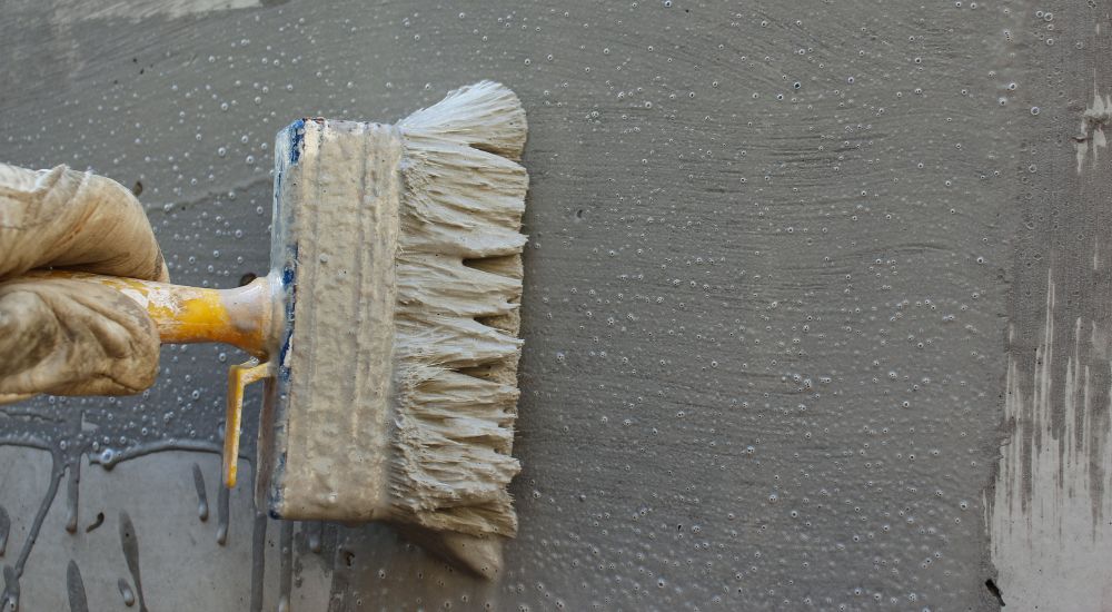 Kelder waterdicht maken via een waterdichte coating.