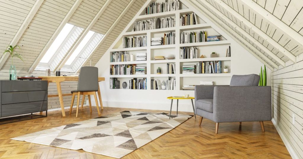 Een zolder die men heeft laten isoleren en, voor een extra prijs per m2, heeft laten afwerken met nieuwe wand- en vloerbekleding.