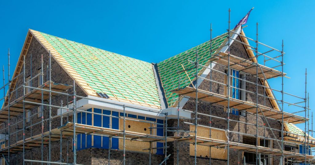 Woning waarvan men het dak boven de zolder langs buiten liet isoleren en het dak gelijktijdig liet renoveren om de prijs per m2 te drukken.