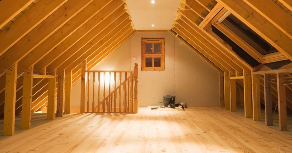 Een zolder die de eigenaars van de woning lieten isoleren en al gedeeltelijk hebben laten afwerken om de zolder in te richten als leefruimte: een project met een stevige prijs per m2 waarmee de bewoners wel heel wat extra ruimte creëren, energiekosten besparen én het wooncomfort in huis verbeteren.