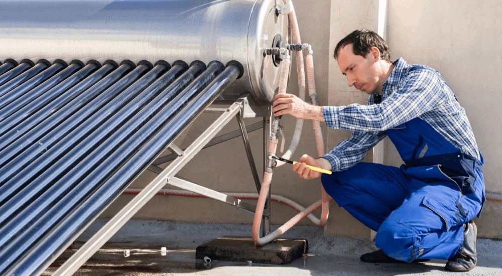 Specialist installeert zonneboiler.