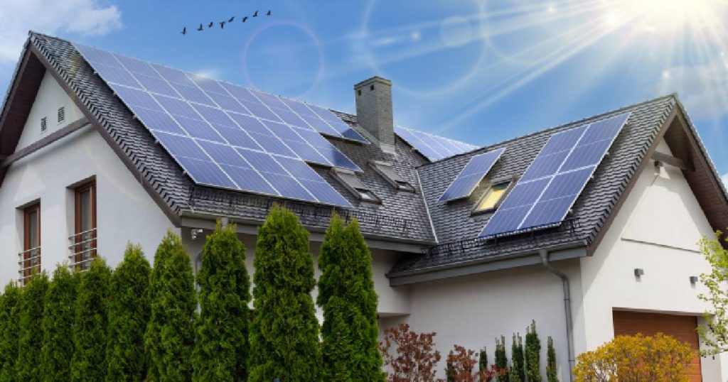 Een dak met zonnepanelen zonder schaduw.