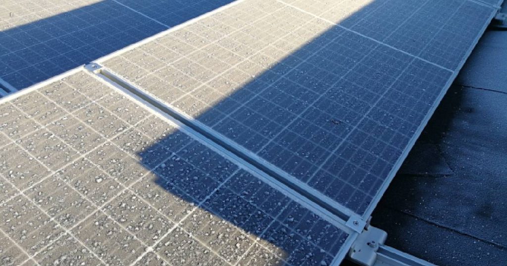 Zonnepanelen waarop schaduw valt.