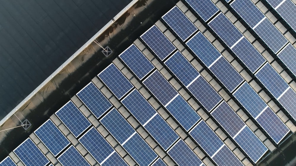 nadelen zonnepanelen op plat dak