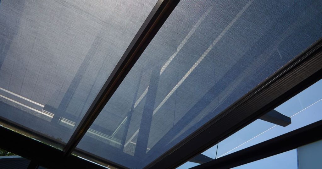 verduisteren van de veranda tegen te felle zonneschijn langs de buitenkant