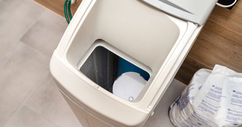 Op de afbeelding zie je een zoutvat van een waterverzachter. 