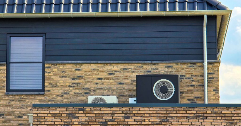 2 buitenunits op het plat dak van een woning: één van een zuinige airco en de andere van een warmtepomp?