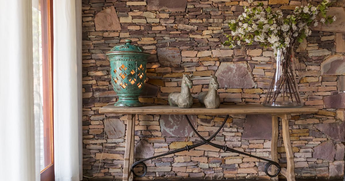 accentmuur binnenshuis met steenstrips natuursteen 