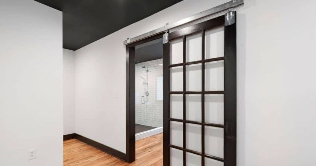 Steel look schuifdeur bij de badkamer