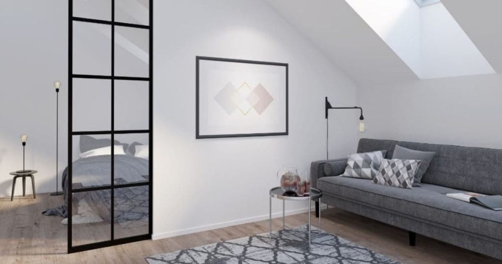 Een kleine binnenraam gemonteerd tussen een slaapkamer en woonkamer