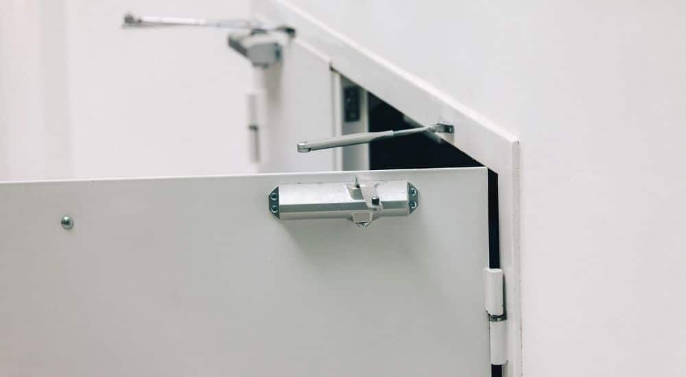 Een draaideur met een zelfsluitend scharnier.