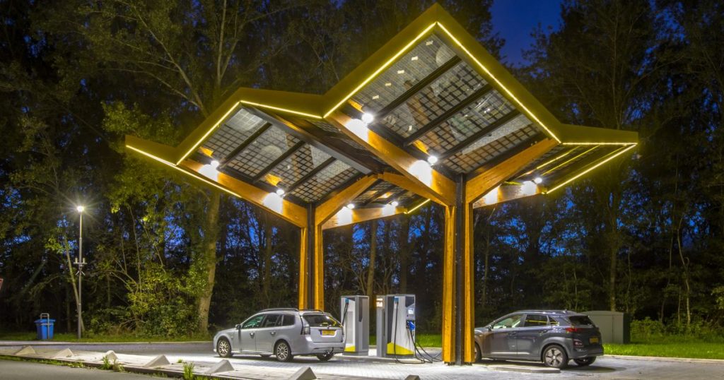 Fastned - Snelladers langs autostrade voor opladen auto