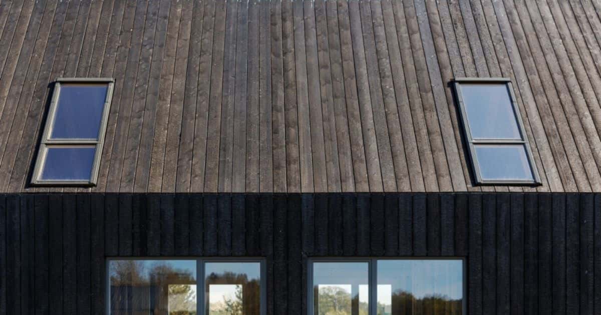 Moderne woning met gevelbekleding in zwart gebrand hout en dakramen