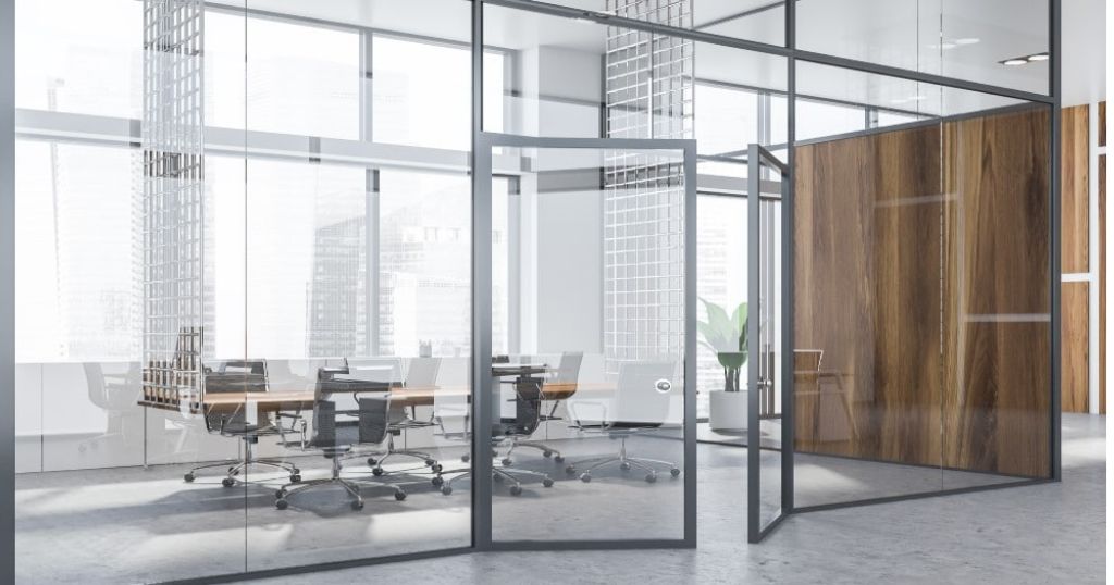 Glazen deuren in een kantoor