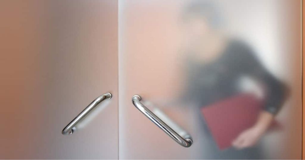 Glazen deur van dichtbij met getinte glazen