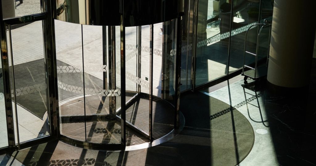 Glazen draaideur in een gebouw