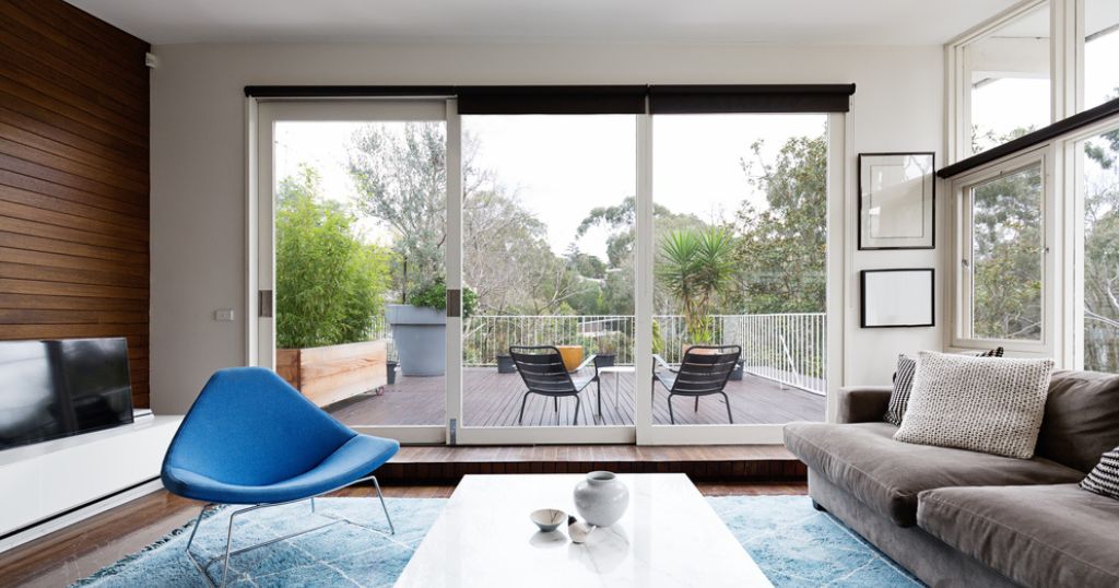 Een glazen schuifdeur in een woonkamer