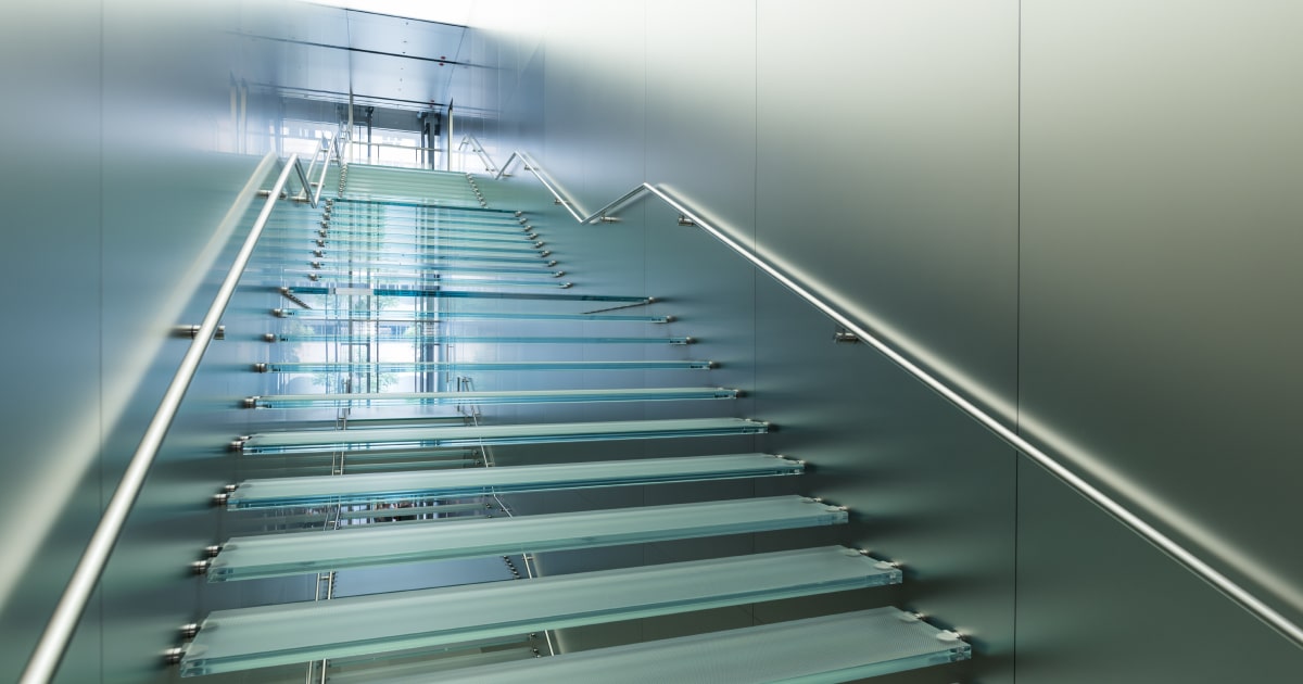 Glazen zwevende trap in een gebouw