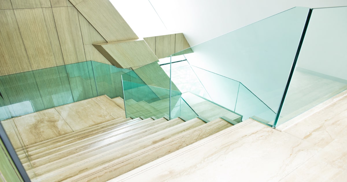 Moderne trap met glazen wanden
