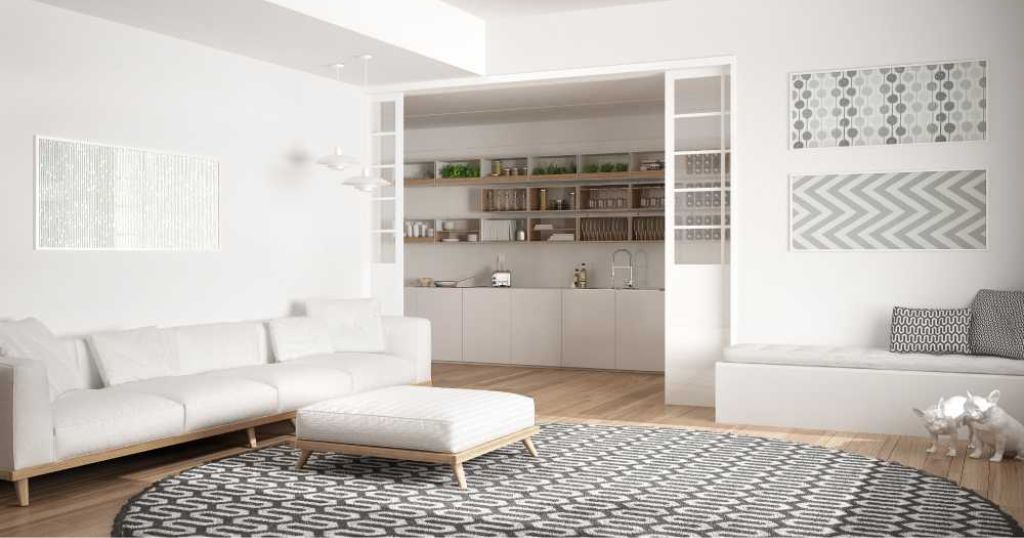 Houten schuifdeuren met glas in een modern huis.