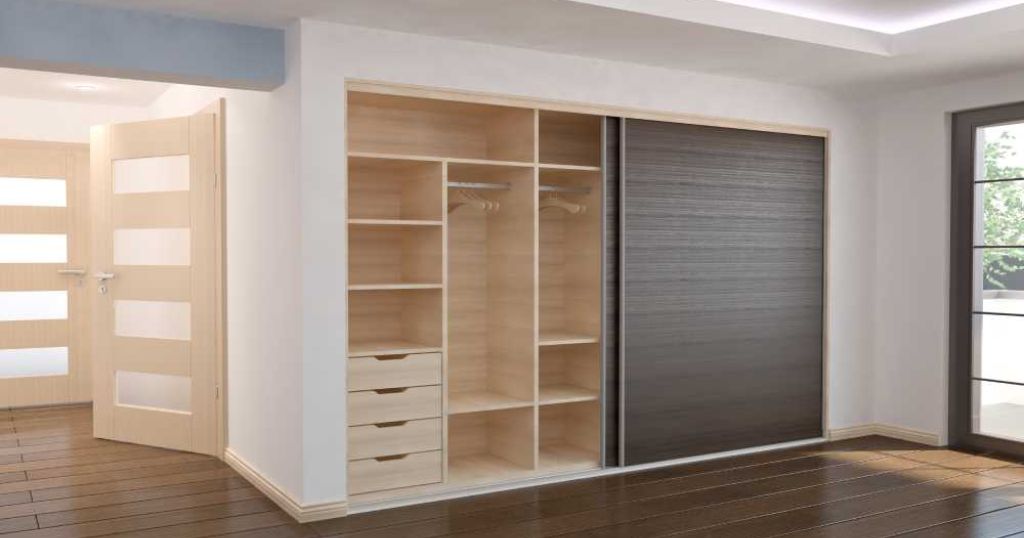 Houten schuifdeuren voor een parallelle kast.