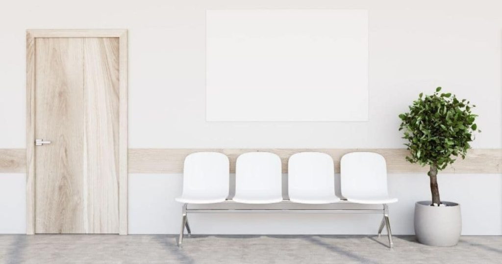 Een kunststof deur met houtlook in een ruime kamer