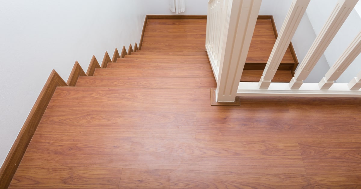 Laminaten trap met houtkleur in woning