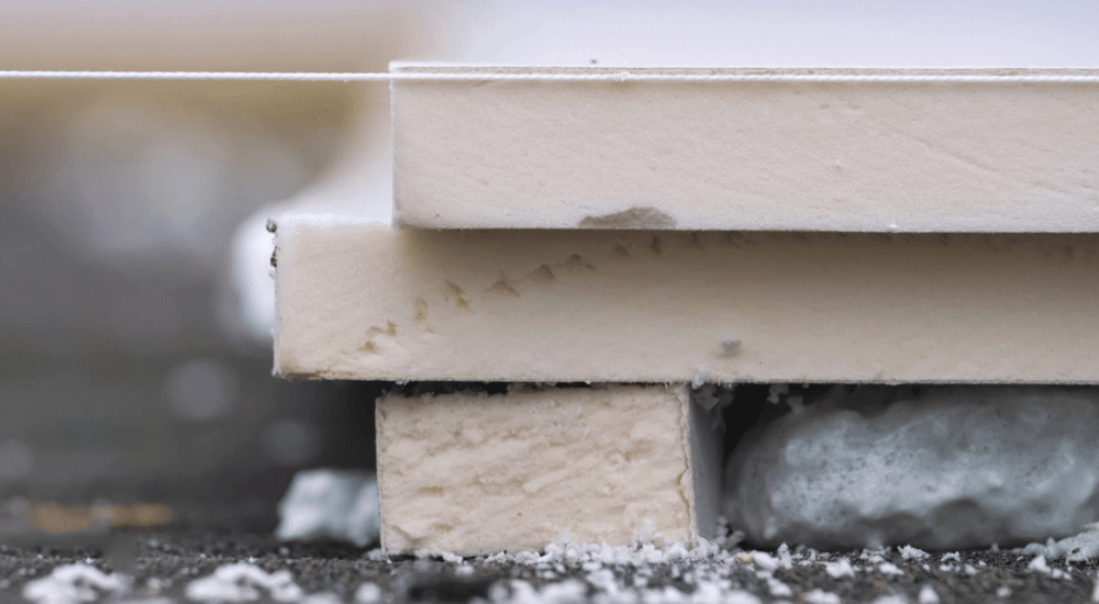 Twee brede en één smalle PUR-isolatieplaat. PUR is een uitstekend soort dakisolatie voor zoldervloeren en de binnenzijde van platte en hellende daken.