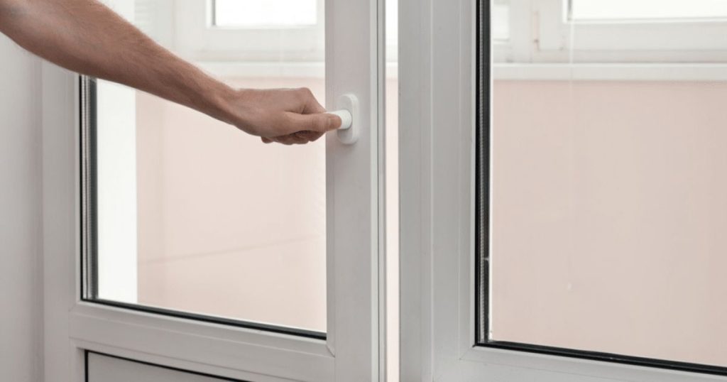 Een kunststof deur die dichtgedaan wordt