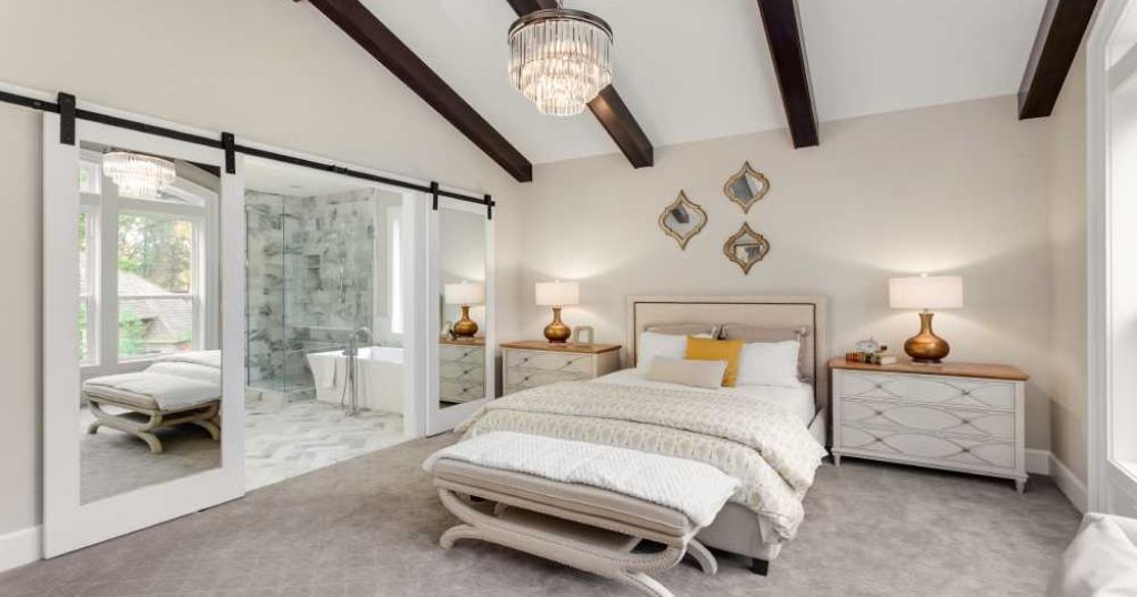 Schuifdeur in hout om kamers te scheiden.