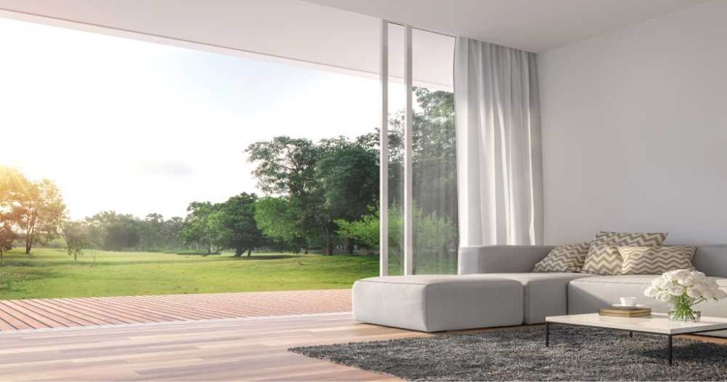 Schuifraam in een modern huis met veel lichtinval.