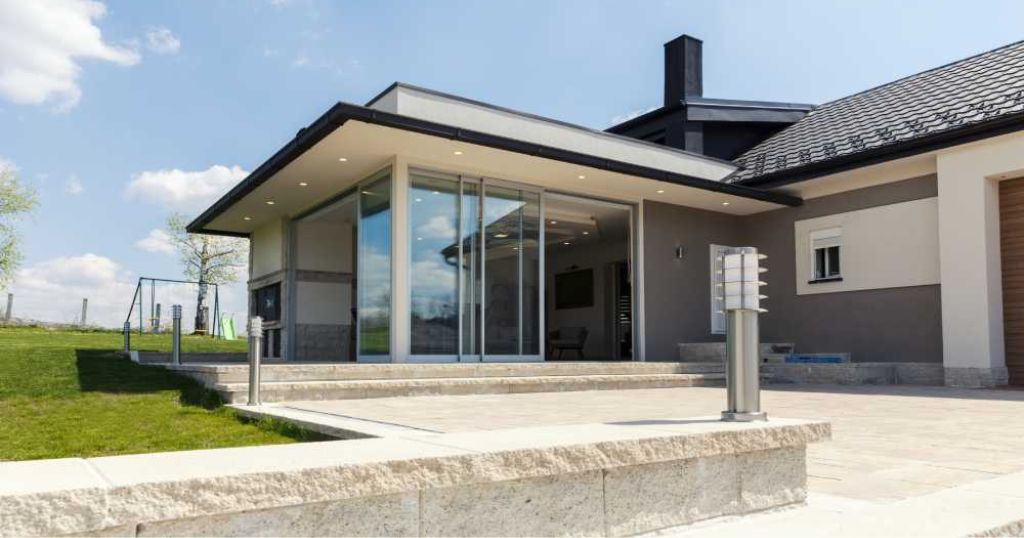 Schuifraam naar terras en tuin.