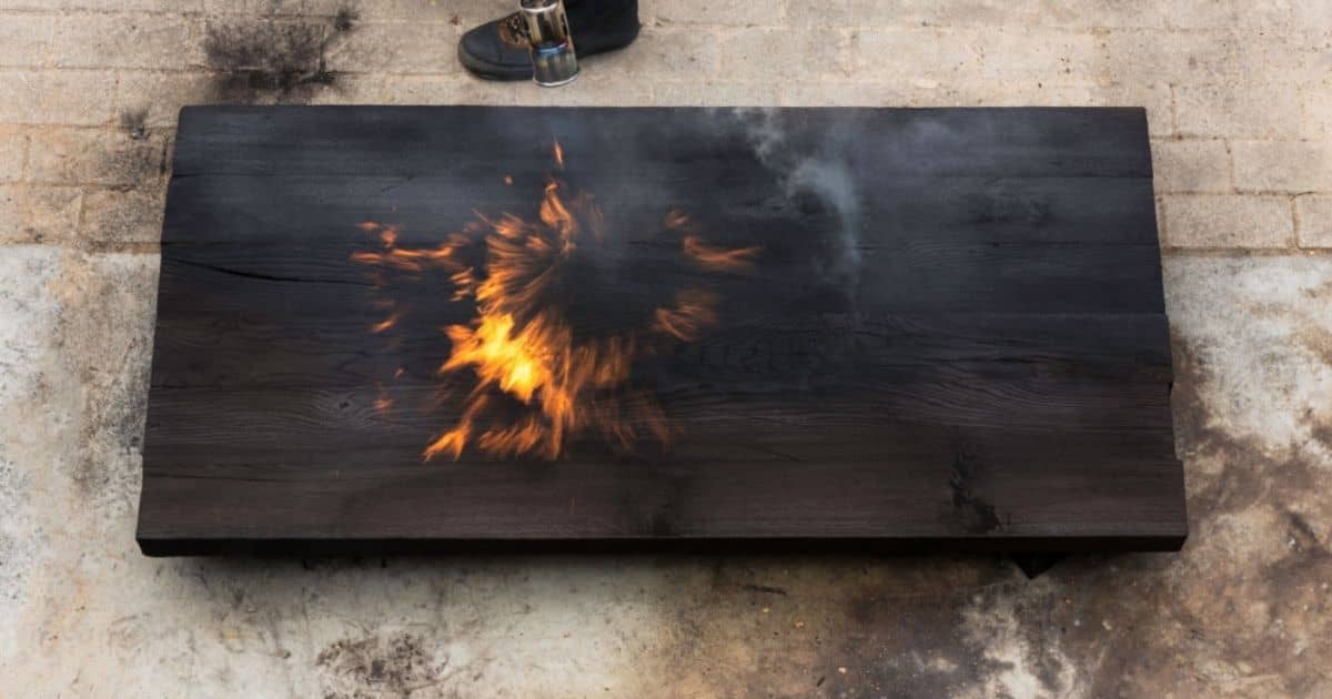 Proces van Shou Sugi Ban waarbij houten plank met vuur wordt gebrand voor gevelbekleding