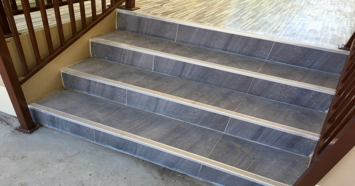 Betegelde trap met grijsblauwe tegels