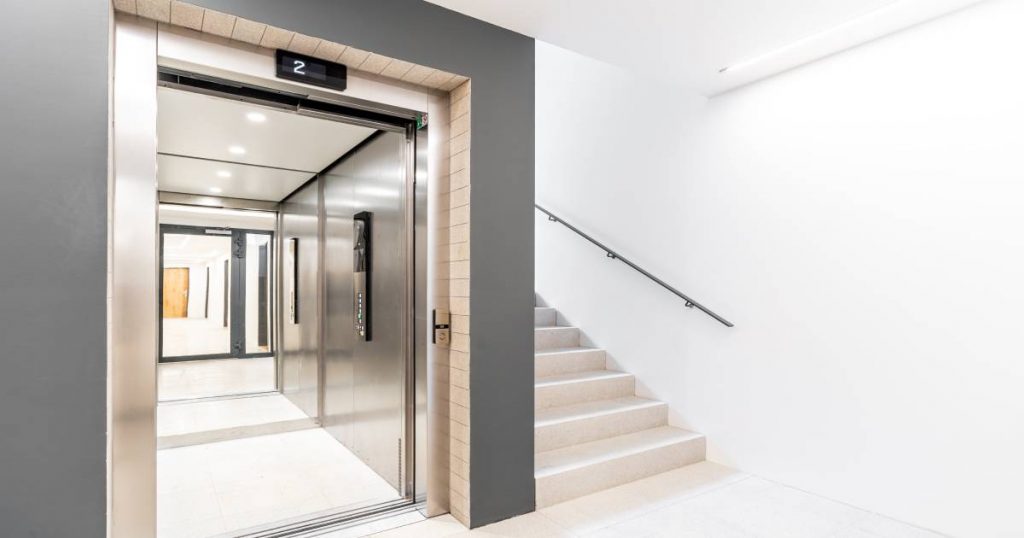 Betonnen trap in appartementencomplex. 