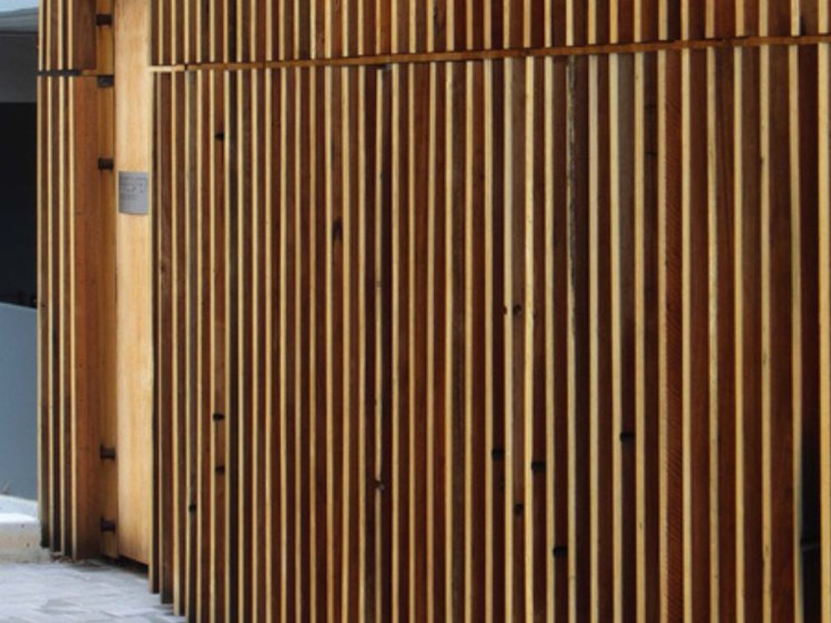 Verticale houten gevelbekleding in een moderne en strakke uitvoering.