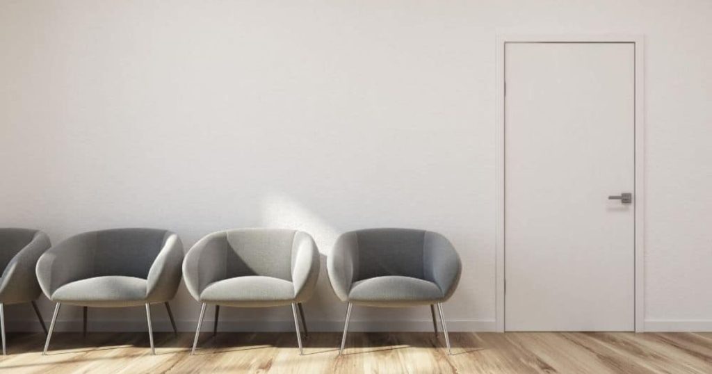 Witte kunststof deur in wachtkamer